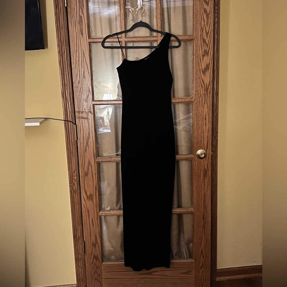 ❤️Valentine’s SALE❤️ Beautiful black velvety long dress, one shoulder Size 5/6